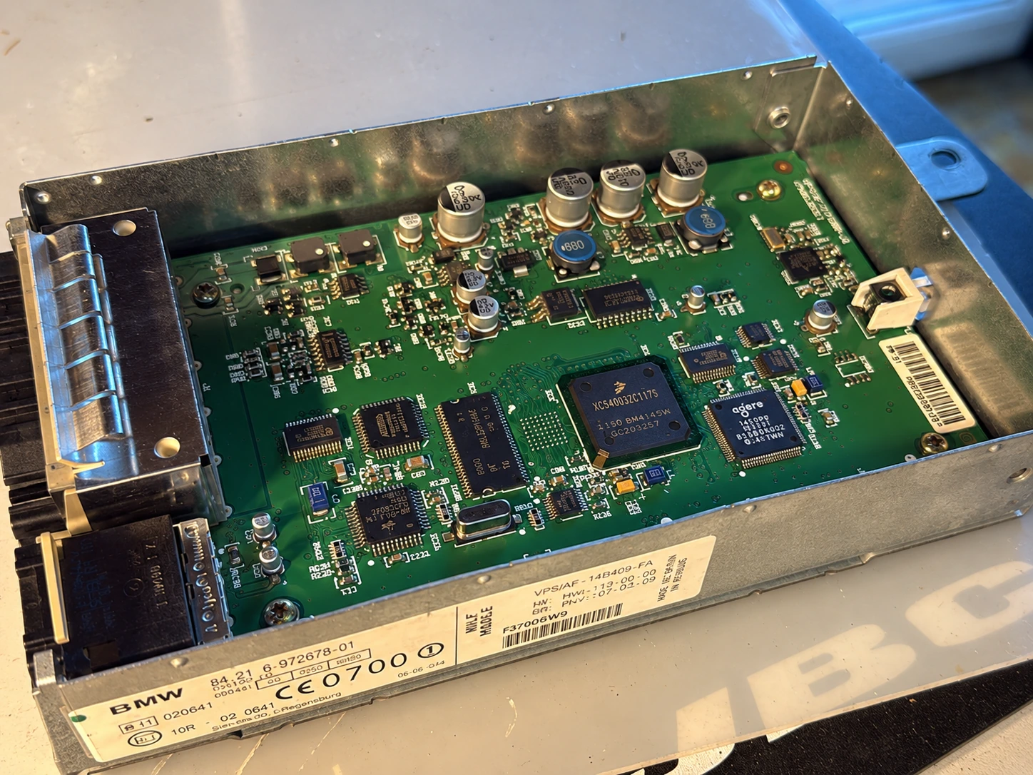 Geöffnetes BMW-Elektronikmodul aus der eigenen Werkstatt