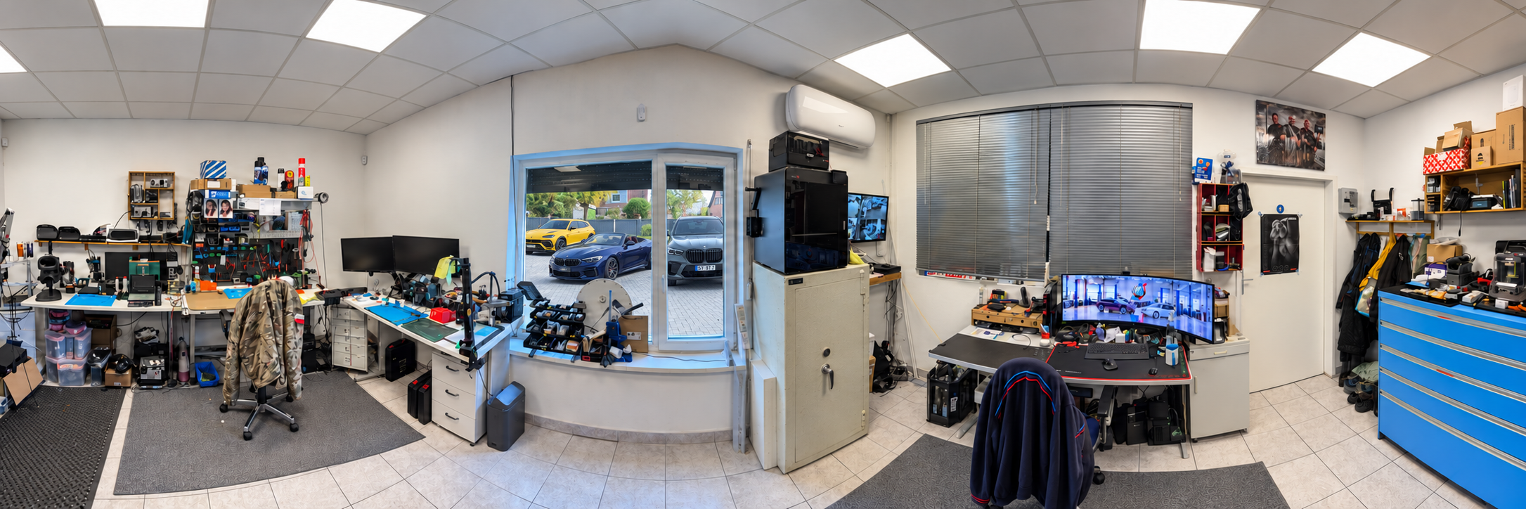 Panorama des Elektroniklabors von Bavaria Tuning in Weyhe mit Diagnose- und Reparaturarbeitsplätzen